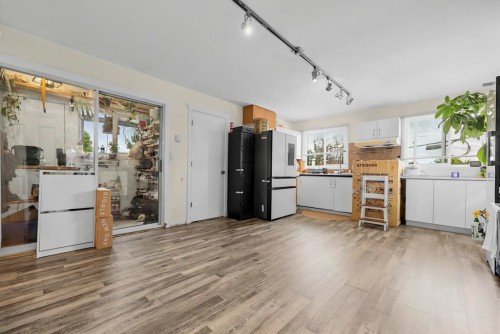 4580 Boundary Road, Burnaby, BC - Indoor Photo Showing Kitchen