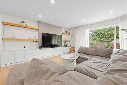 4580 Boundary Road, Burnaby, BC - Indoor Photo Showing Living Room