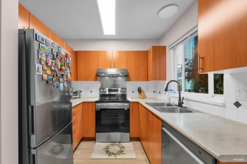 5-7360 Gilbert Road, Richmond, BC - Indoor Photo Showing Kitchen With Double Sink