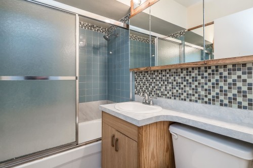 305 Marathon Court, Coquitlam, BC - Indoor Photo Showing Bathroom