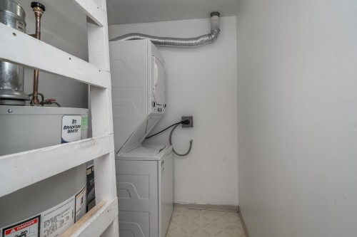 305 Marathon Court, Coquitlam, BC - Indoor Photo Showing Laundry Room