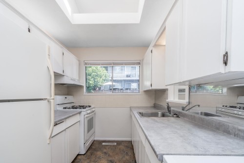 305 Marathon Court, Coquitlam, BC - Indoor Photo Showing Kitchen