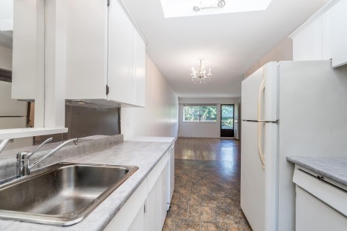 305 Marathon Court, Coquitlam, BC - Indoor Photo Showing Kitchen