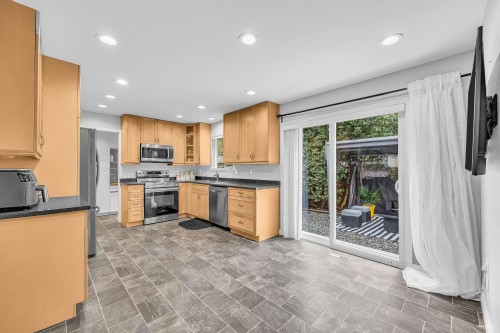 22938 Fuller Avenue, Maple Ridge, BC - Indoor Photo Showing Kitchen