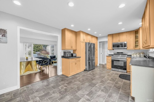 22938 Fuller Avenue, Maple Ridge, BC - Indoor Photo Showing Kitchen With Double Sink