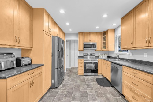 22938 Fuller Avenue, Maple Ridge, BC - Indoor Photo Showing Kitchen
