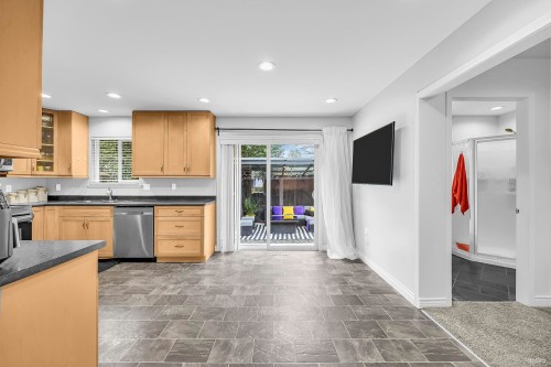 22938 Fuller Avenue, Maple Ridge, BC - Indoor Photo Showing Kitchen With Double Sink