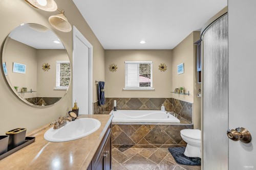 22938 Fuller Avenue, Maple Ridge, BC - Indoor Photo Showing Bathroom