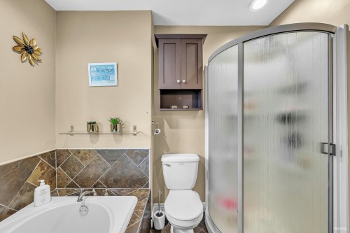 22938 Fuller Avenue, Maple Ridge, BC - Indoor Photo Showing Bathroom