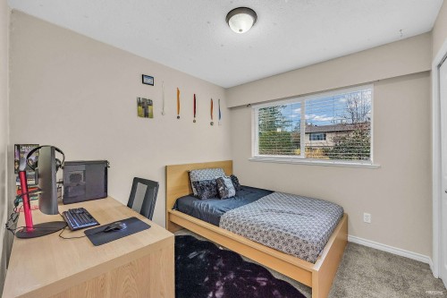 22938 Fuller Avenue, Maple Ridge, BC - Indoor Photo Showing Bedroom