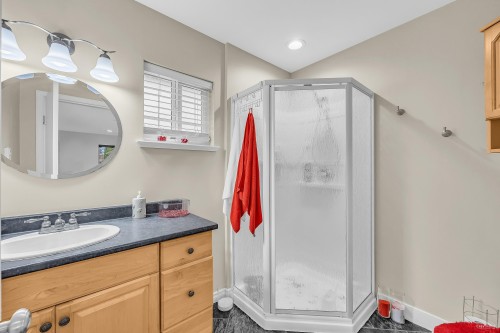 22938 Fuller Avenue, Maple Ridge, BC - Indoor Photo Showing Bathroom
