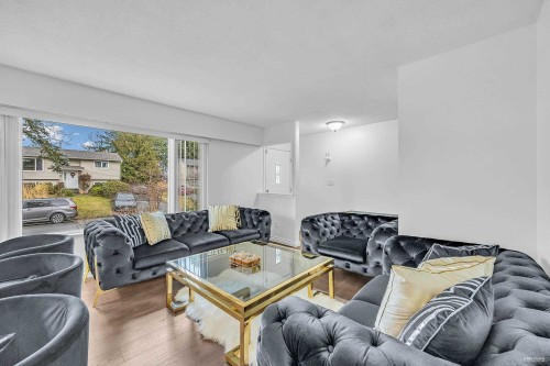 22938 Fuller Avenue, Maple Ridge, BC - Indoor Photo Showing Living Room