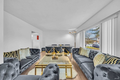 22938 Fuller Avenue, Maple Ridge, BC - Indoor Photo Showing Living Room
