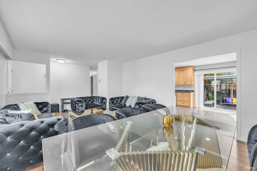 22938 Fuller Avenue, Maple Ridge, BC - Indoor Photo Showing Living Room