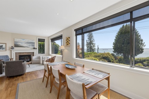 2621 Bellevue Avenue, West Vancouver, BC - Indoor With Fireplace