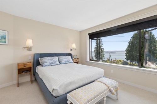 2621 Bellevue Avenue, West Vancouver, BC - Indoor Photo Showing Bedroom