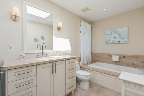 2621 Bellevue Avenue, West Vancouver, BC - Indoor Photo Showing Bathroom