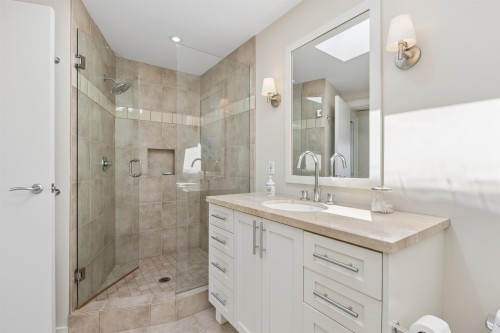 2621 Bellevue Avenue, West Vancouver, BC - Indoor Photo Showing Bathroom
