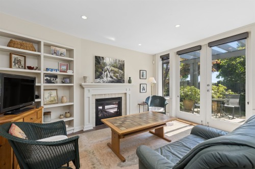 2621 Bellevue Avenue, West Vancouver, BC - Indoor Photo Showing Living Room With Fireplace