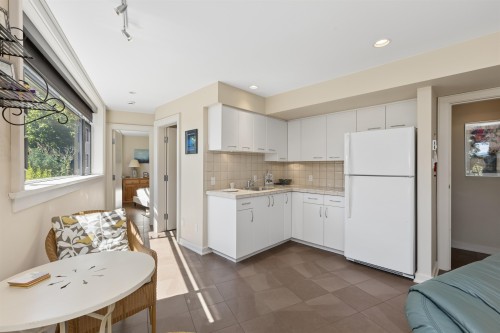 2621 Bellevue Avenue, West Vancouver, BC - Indoor Photo Showing Kitchen