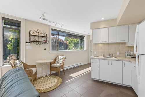 2621 Bellevue Avenue, West Vancouver, BC - Indoor Photo Showing Kitchen