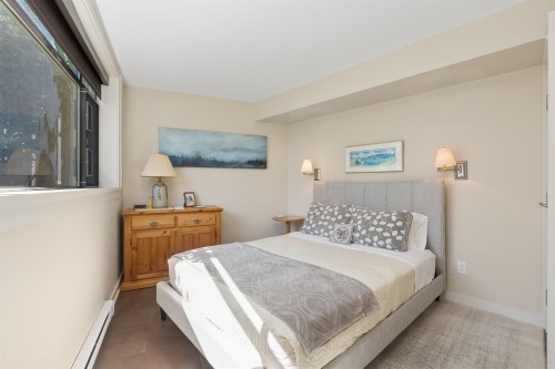 2621 Bellevue Avenue, West Vancouver, BC - Indoor Photo Showing Bedroom