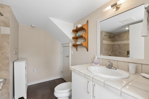 2621 Bellevue Avenue, West Vancouver, BC - Indoor Photo Showing Bathroom