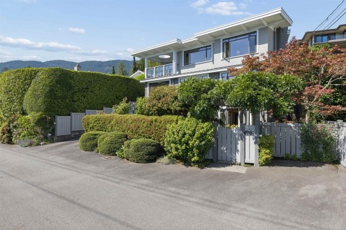 2621 Bellevue Avenue, West Vancouver, BC - Outdoor With Balcony