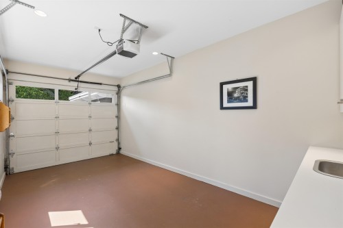 2621 Bellevue Avenue, West Vancouver, BC - Indoor Photo Showing Garage