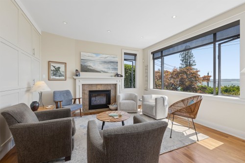 2621 Bellevue Avenue, West Vancouver, BC - Indoor Photo Showing Living Room With Fireplace