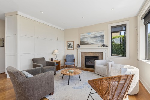 2621 Bellevue Avenue, West Vancouver, BC - Indoor Photo Showing Living Room With Fireplace