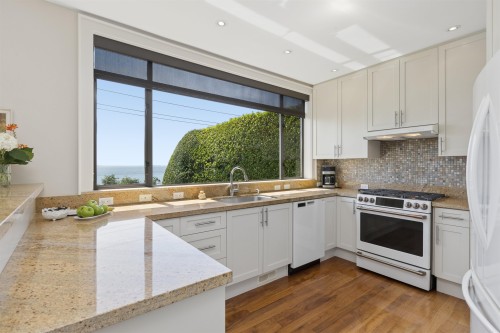 2621 Bellevue Avenue, West Vancouver, BC - Indoor Photo Showing Kitchen With Upgraded Kitchen