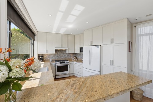 2621 Bellevue Avenue, West Vancouver, BC - Indoor Photo Showing Kitchen With Upgraded Kitchen