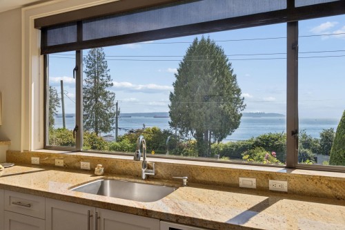 2621 Bellevue Avenue, West Vancouver, BC - Indoor Photo Showing Kitchen