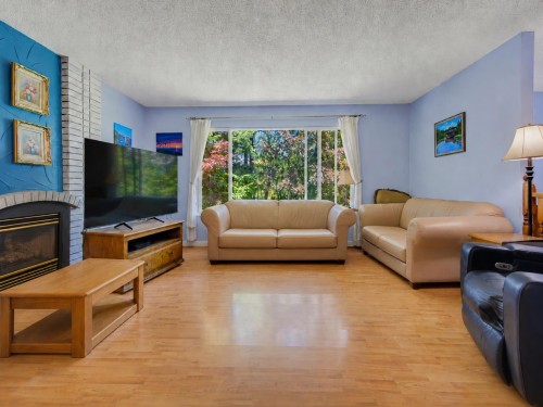 3204 Mariner Way, Coquitlam, BC - Indoor Photo Showing Living Room