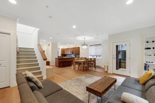 38618 Cherry Drive, Squamish, BC - Indoor Photo Showing Living Room