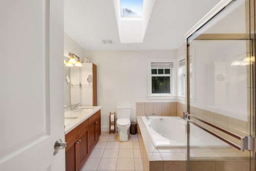 38618 Cherry Drive, Squamish, BC - Indoor Photo Showing Bathroom