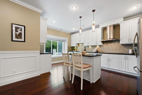 9200 Saunders Road, Richmond, BC - Indoor Photo Showing Kitchen With Upgraded Kitchen