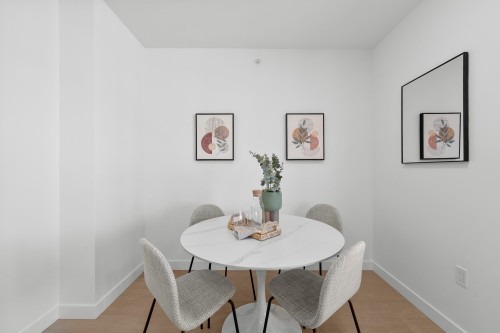 602-7683 Park Crescent, Burnaby, BC - Indoor Photo Showing Dining Room