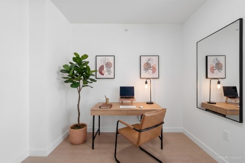 602-7683 Park Crescent, Burnaby, BC - Indoor Photo Showing Office