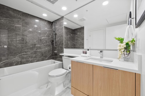 602-7683 Park Crescent, Burnaby, BC - Indoor Photo Showing Bathroom