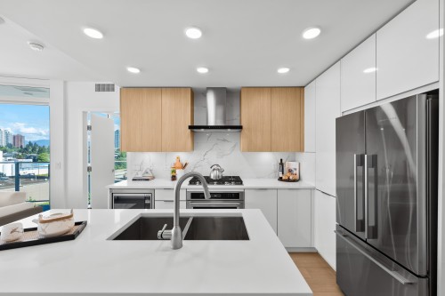 602-7683 Park Crescent, Burnaby, BC - Indoor Photo Showing Kitchen With Double Sink With Upgraded Kitchen
