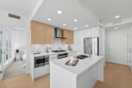 602-7683 Park Crescent, Burnaby, BC - Indoor Photo Showing Kitchen With Double Sink With Upgraded Kitchen