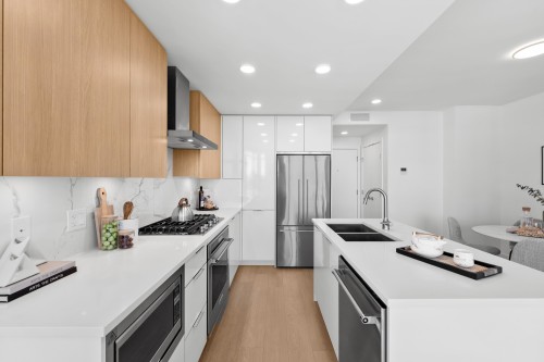 602-7683 Park Crescent, Burnaby, BC - Indoor Photo Showing Kitchen With Double Sink With Upgraded Kitchen
