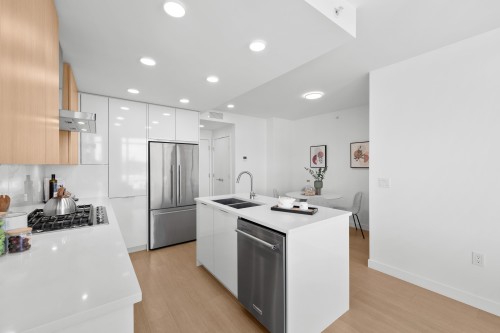 602-7683 Park Crescent, Burnaby, BC - Indoor Photo Showing Kitchen With Double Sink With Upgraded Kitchen
