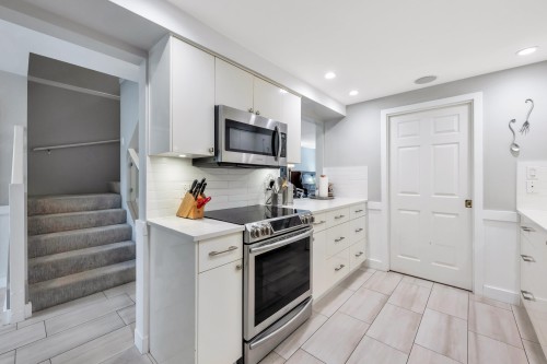2-5600 Ladner Trunk Road, Delta, BC - Indoor Photo Showing Kitchen With Upgraded Kitchen