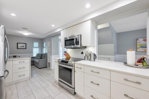 2-5600 Ladner Trunk Road, Delta, BC - Indoor Photo Showing Kitchen