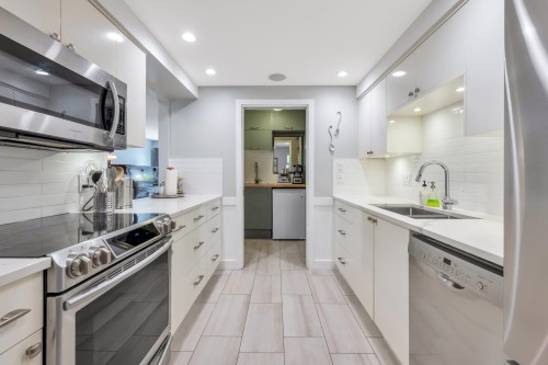 2-5600 Ladner Trunk Road, Delta, BC - Indoor Photo Showing Kitchen With Double Sink With Upgraded Kitchen