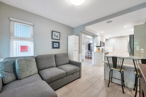 2-5600 Ladner Trunk Road, Delta, BC - Indoor Photo Showing Living Room
