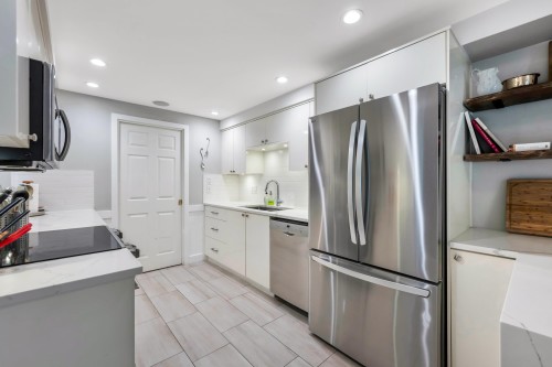 2-5600 Ladner Trunk Road, Delta, BC - Indoor Photo Showing Kitchen